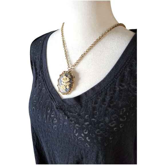 Vintage Gerrys Gold,Blue,White Gold Tone Victorian Rose Cameo Brooch Necklace - Picture 2 of 12